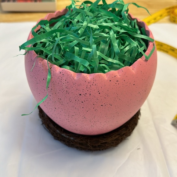 COPY - Ceramic egg planter/Decor tiny chip top color in w crayon etc overall ex… - Picture 4 of 9